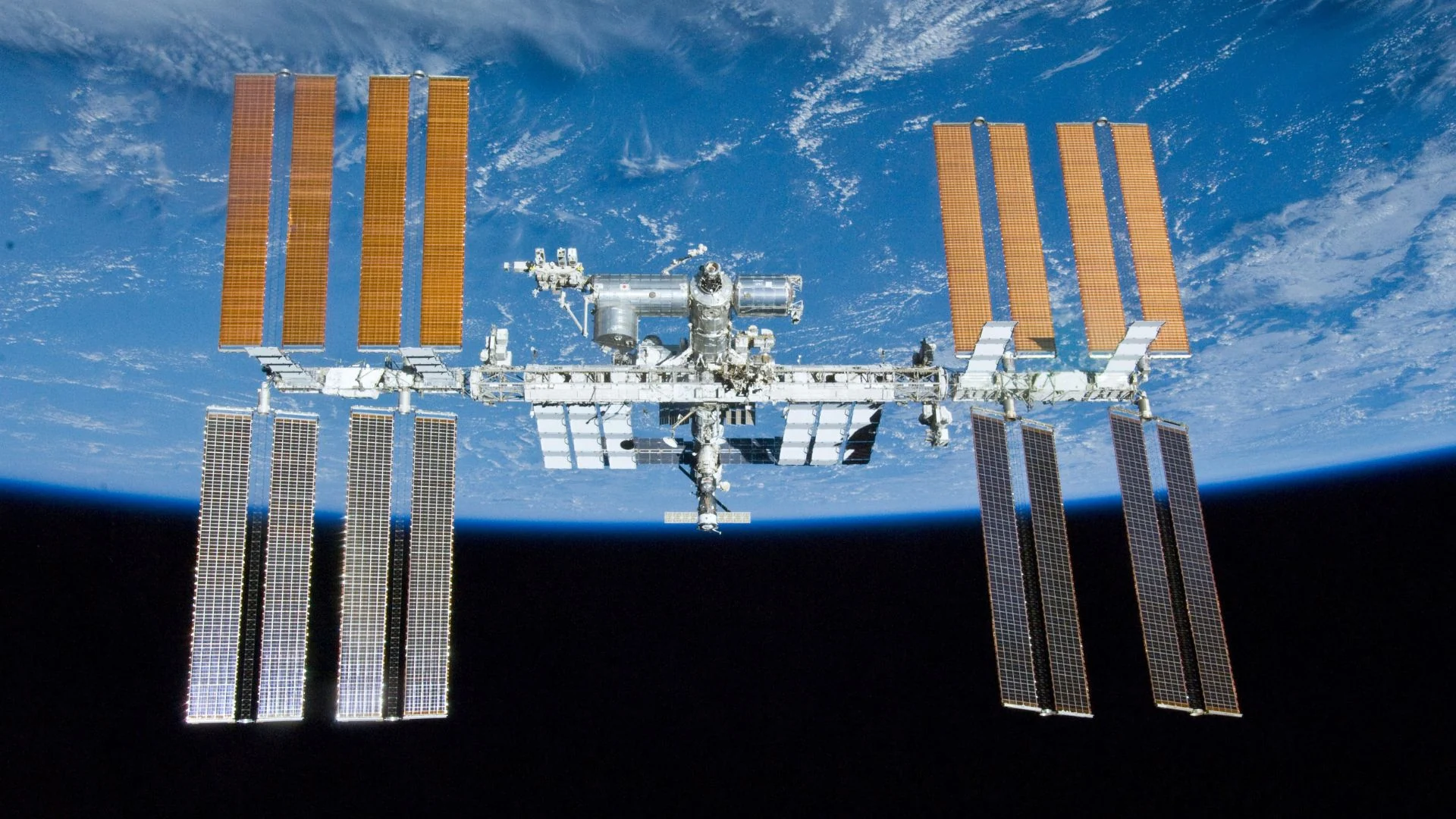ISS, la perdita d'aria nel modulo russo non si chiude dal 2019