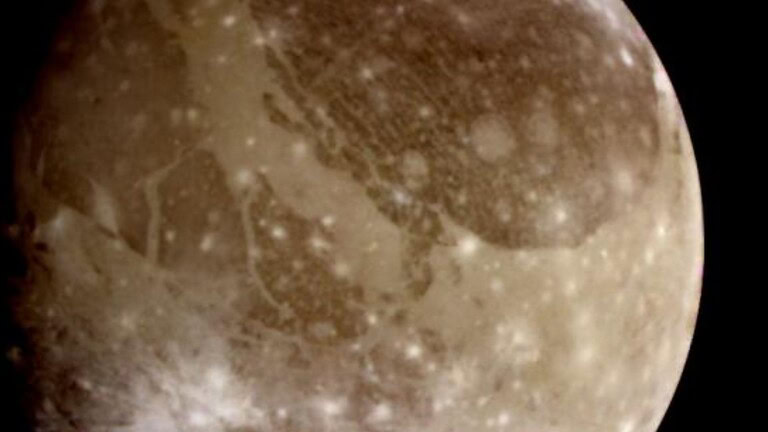 Ganimede sorprende: un oceano nascosto e un riscaldamento inatteso