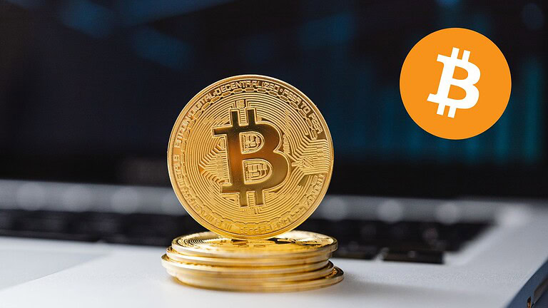 Bitcoin crolla a 61.000 euro, il minimo da aprile: cosa sta succedendo