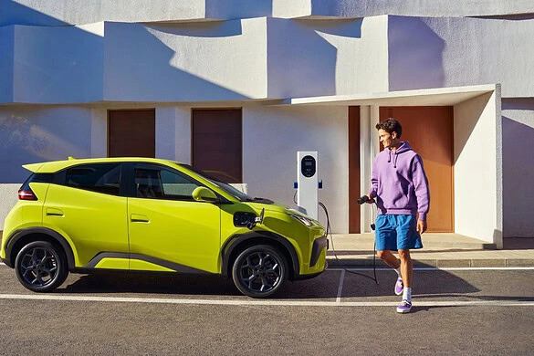 BYD Dolphin Surf diventa a 5 posti: più spazio e autonomia fino a 507 km
