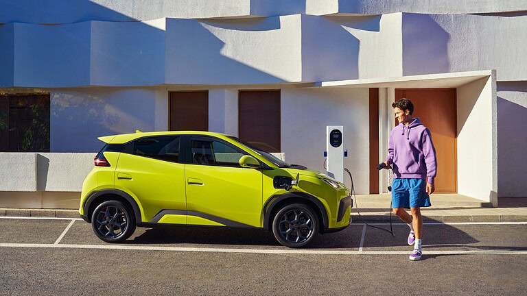 BYD Dolphin Surf diventa a 5 posti: più spazio e autonomia fino a 507 km