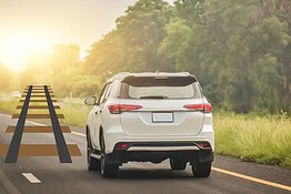 GPS impazzito a Seattle: l’auto finisce sui binari del treno