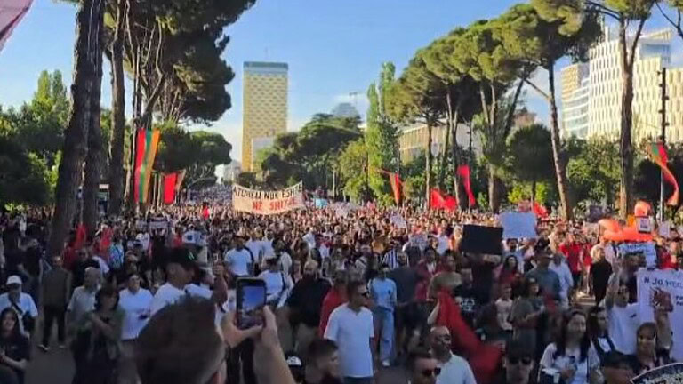 Rivoluzione dei fenicotteri in Albania: la protesta contro il resort di Kushner