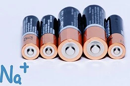 Batterie al sodio, ricarica in 4 minuti: la svolta che minaccia il litio