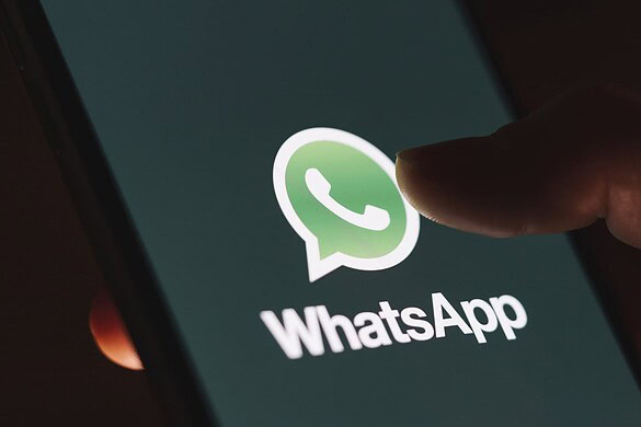 WhatsApp, la catena sull’IA che spia le chat è una bufala