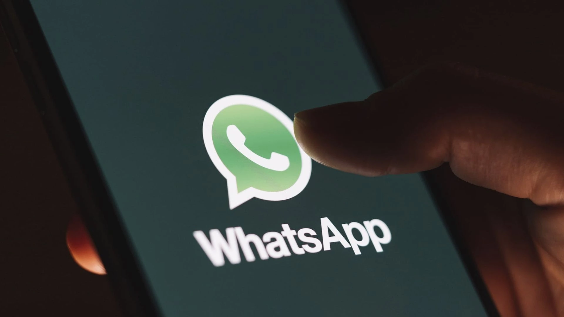 WhatsApp, la catena sull'IA che spia le chat è una bufala
