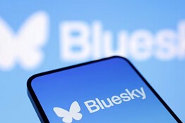 Bluesky lancia l’allarme: il ban ai minori favorisce i giganti del web