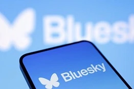 Bluesky lancia l’allarme: il ban ai minori favorisce i giganti del web