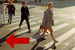 Camminare a sinistra: la regola nascosta che guida i nostri passi