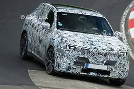BMW iX1 2027, le foto spia al Nurburgring svelano il futuro elettrico