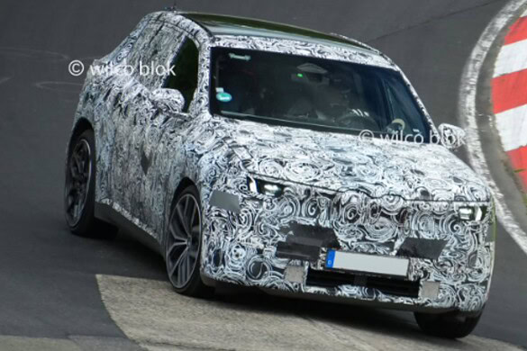 BMW iX1 2027, le foto spia al Nurburgring svelano il futuro elettrico