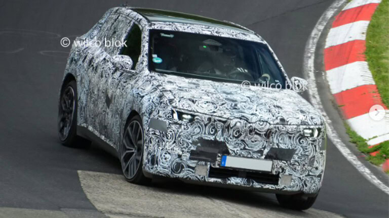 BMW iX1 2027, le foto spia al Nurburgring svelano il futuro elettrico