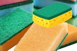Spugne da cucina e microplastiche: ecco quante ne rilasciano davvero