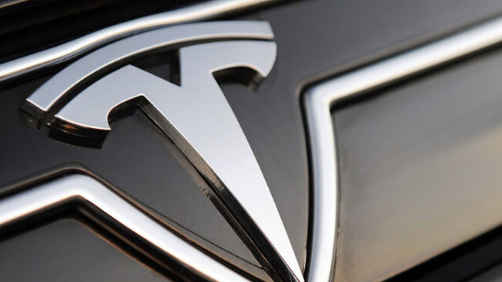 Tesla Full Self-Driving, i dati sulla sicurezza in Europa non convincono