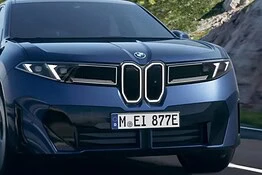 BMW iX3 40, 637 km di autonomia e Alexa+ a bordo: ecco la novità