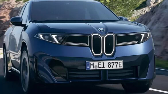 BMW iX3 40, 637 km di autonomia e Alexa+ a bordo: ecco la novità