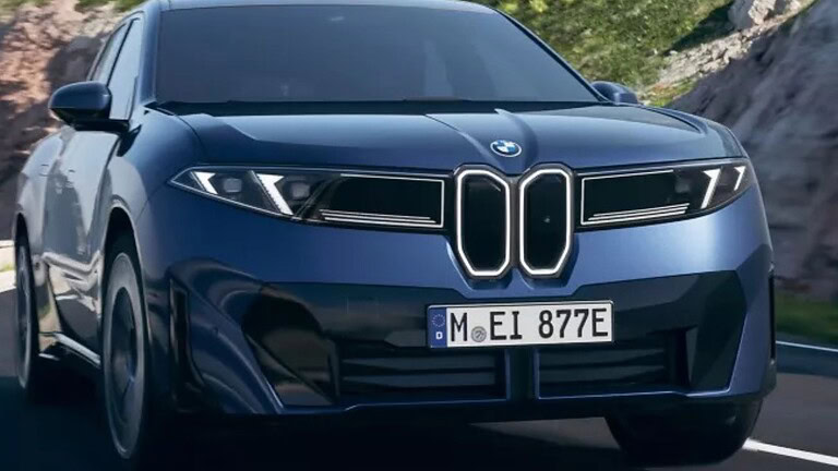 BMW iX3 40, 637 km di autonomia e Alexa+ a bordo: ecco la novità