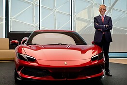 Ferrari brevetta i pannelli solari a scomparsa per le sue elettriche