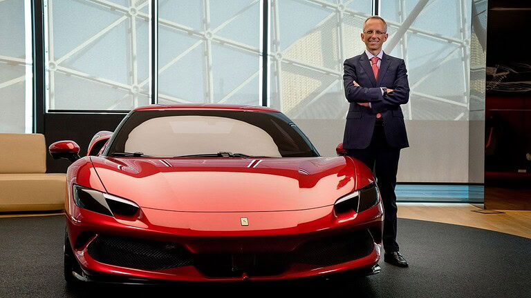 Ferrari brevetta i pannelli solari a scomparsa per le sue elettriche