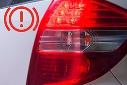 Luce di stop: come è diventata la firma luminosa dell’auto