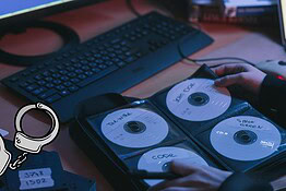 Pirateria CD, masterizzava remix musicali: condannato a 26 mesi
