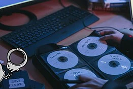 Pirateria CD, masterizzava remix musicali: condannato a 26 mesi
