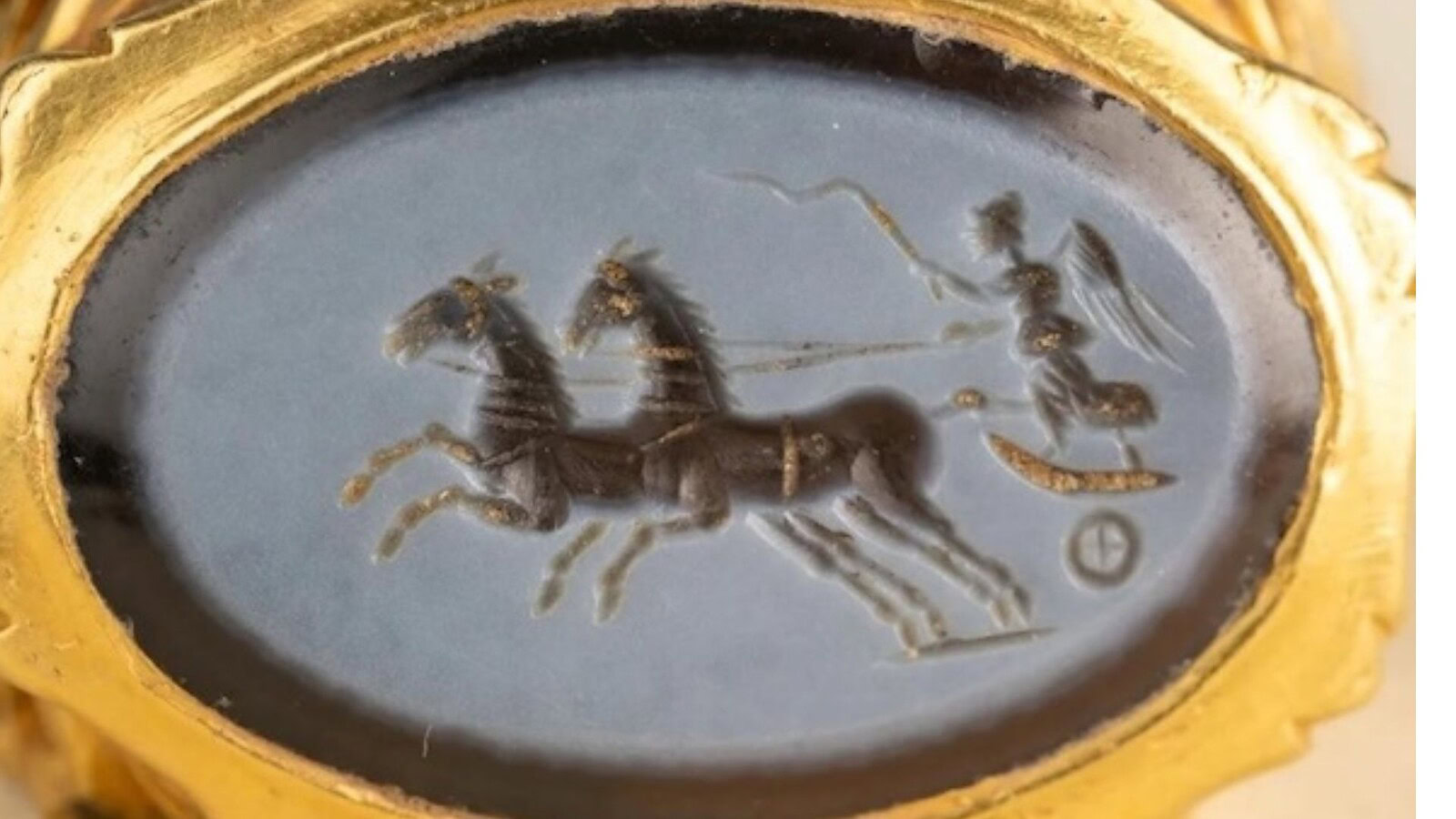 Tesoro d'oro di 1700 anni trovato nel Somerset con un metal detector