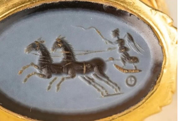 Tesoro d’oro di 1700 anni trovato nel Somerset con un metal detector