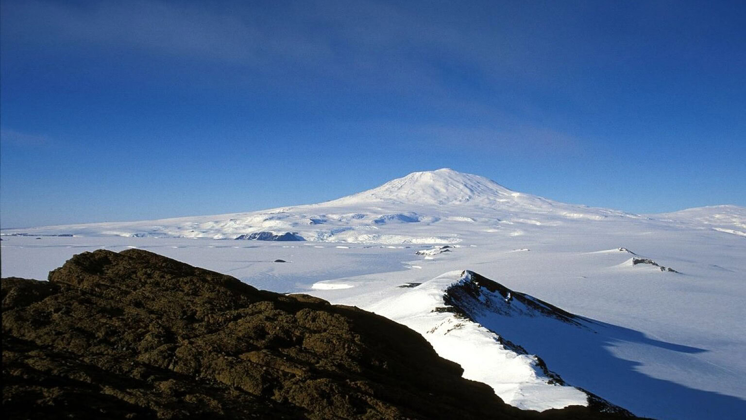 Mount Erebus, il vulcano che ogni giorno lancia in aria oro per 5.500 euro - Mount Erebus vulcano