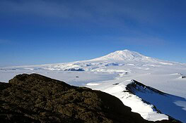 Mount Erebus, il vulcano che ogni giorno lancia in aria oro per 5.500 euro