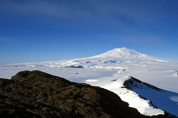 Mount Erebus, il vulcano che ogni giorno lancia in aria oro per 5.500 euro