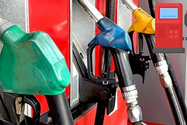 Benzina, stop ai ribassi dopo 20 giorni: Urso convoca i petrolieri al Mimit