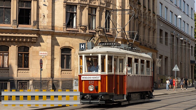 Padova, le rotaie del tram si deformano al sole: la giunta non reagisce