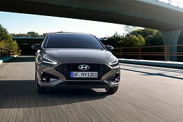 Hyundai i30, arriva il MY27: eCall 5G e prezzi invariati, parte da 28.350 euro
