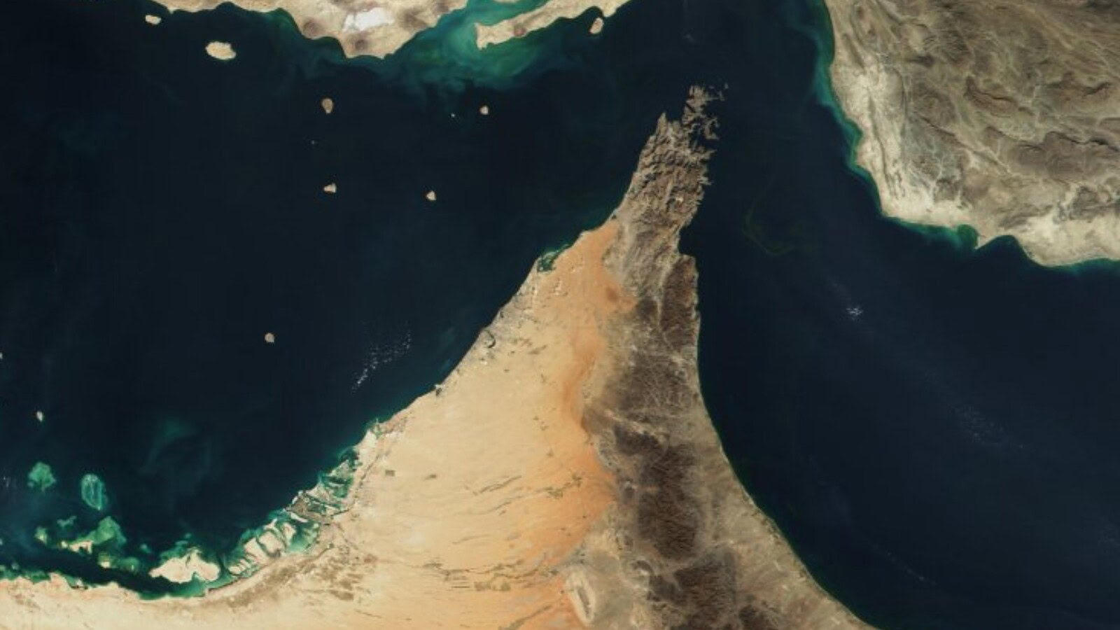 Crisi di Hormuz e transizione verde: la guerra che fa schizzare il petrolio