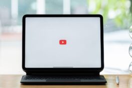 Ask YouTube sbarca sulle smart TV: la ricerca AI arriva sul divano