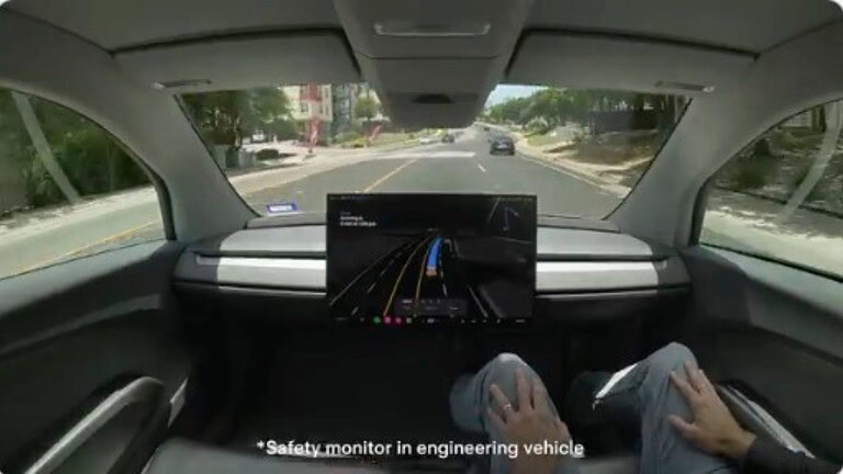 Tesla, il primo Cybercab arriva ad Austin: ecco il robotaxi senza volante né pedali