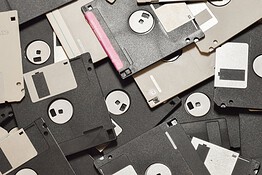 Floppy disk, la sfida: creare un videogioco in soli 1,44 MB