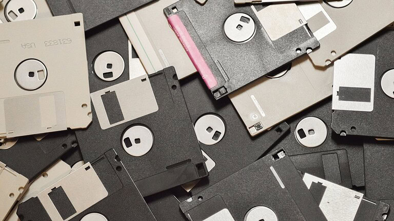 Floppy disk, la sfida: creare un videogioco in soli 1,44 MB