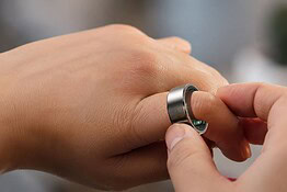 Smart ring misura la glicemia dal sudore senza aghi