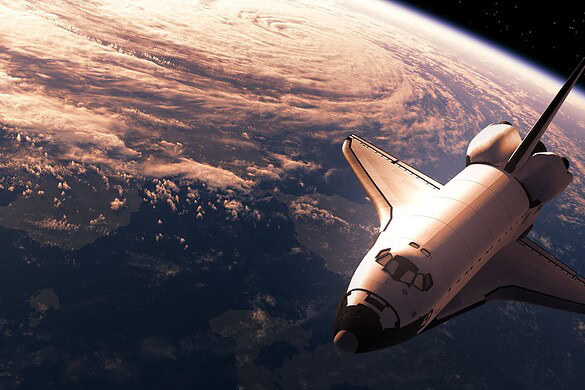Space Shuttle Endeavour torna in verticale: sarà il gioiello di Los Angeles