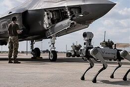 Robot e droni ispezionano gli aerei militari dell’US Air Force