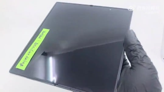 Galaxy Z Fold 8 - dettaglio Galaxy Z Fold 8 Ultra: la piega è quasi invisibile nel video leak