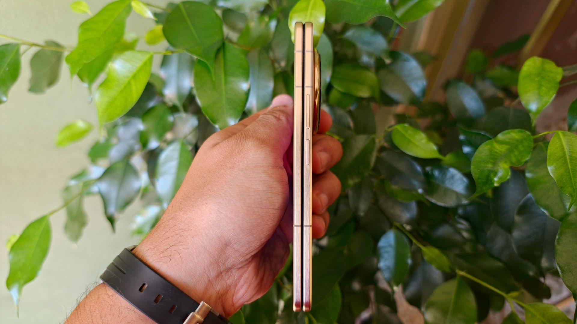Honor Magic V6 - dettaglio HONOR Magic V6: il pieghevole sottilissimo con super batteria | RECENSIONE