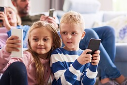 Smartphone ai bambini: quale età? Lo studio UCLA sorprende