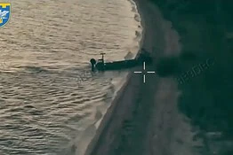 Ucraina, primo assalto anfibio con drone navale e robot armato