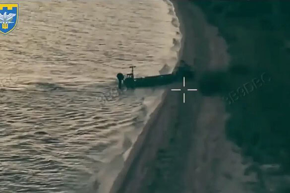 Ucraina, primo assalto anfibio con drone navale e robot armato