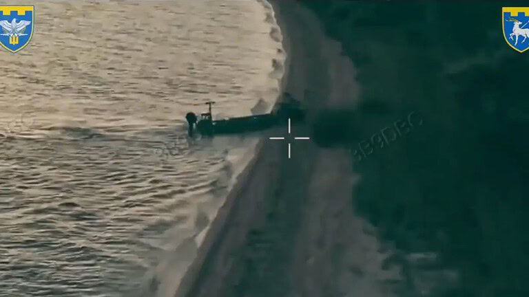 Ucraina, primo assalto anfibio con drone navale e robot armato