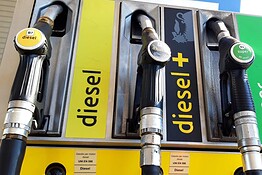 Caro carburante, benzina e diesel sfiorano 2,7 euro al litro