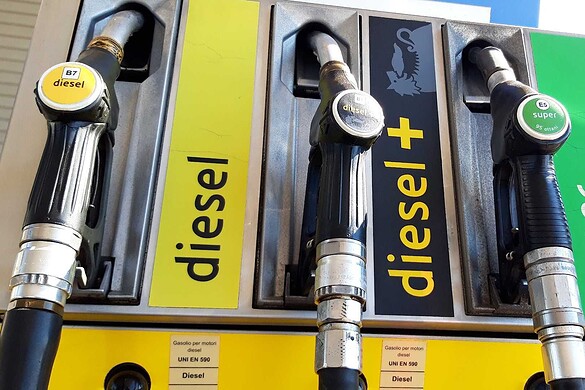 Caro carburante, benzina e diesel sfiorano 2,7 euro al litro
